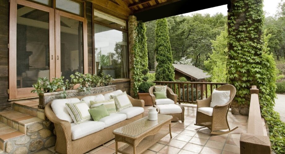 Creating an Outdoor Oasis: How to Create a Cozy and Inviting Outdoor Living Room